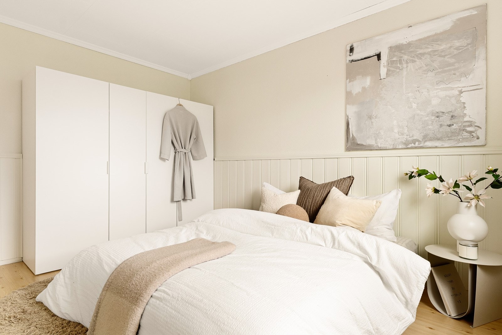 Romslig hovedsoverom på 11,3 m² med medfølgende garderobeskap fra IKEA. Galleribilde