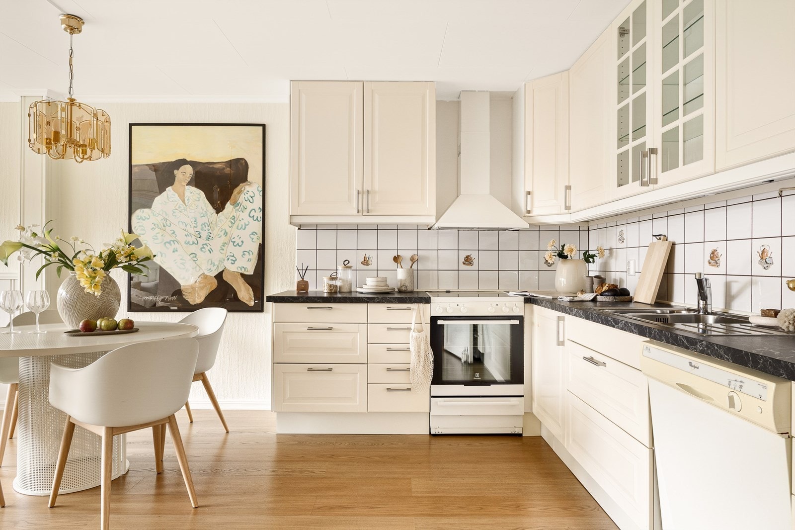 Kjøkkeninnredning fra Ikea med profilerte fronter og benkeplate i laminat. Galleribilde