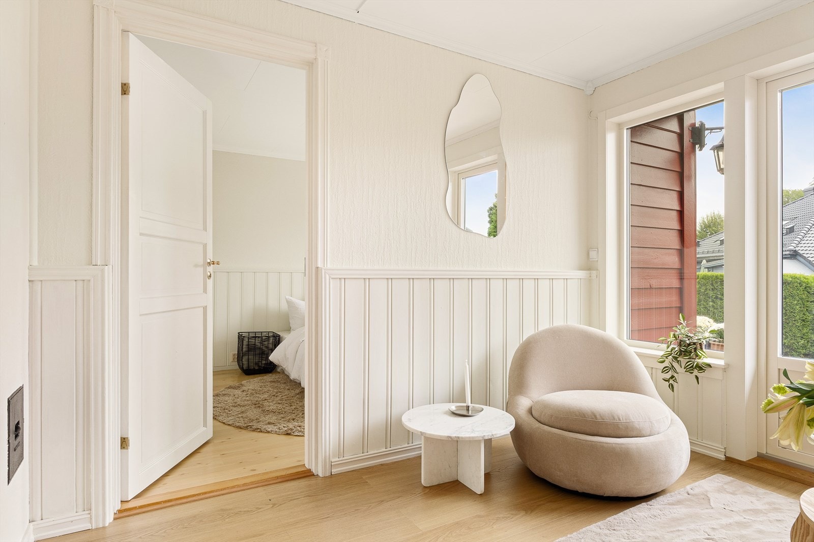 Leiligheten har to gode soverom hvor hovedsoverommet har inngang fra stuen. Galleribilde