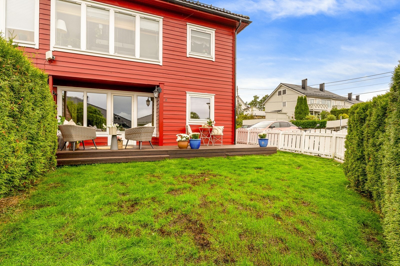 Her har du en fin opparbeidet hage med gode solforhold - perfekt for sommerdager. Galleribilde