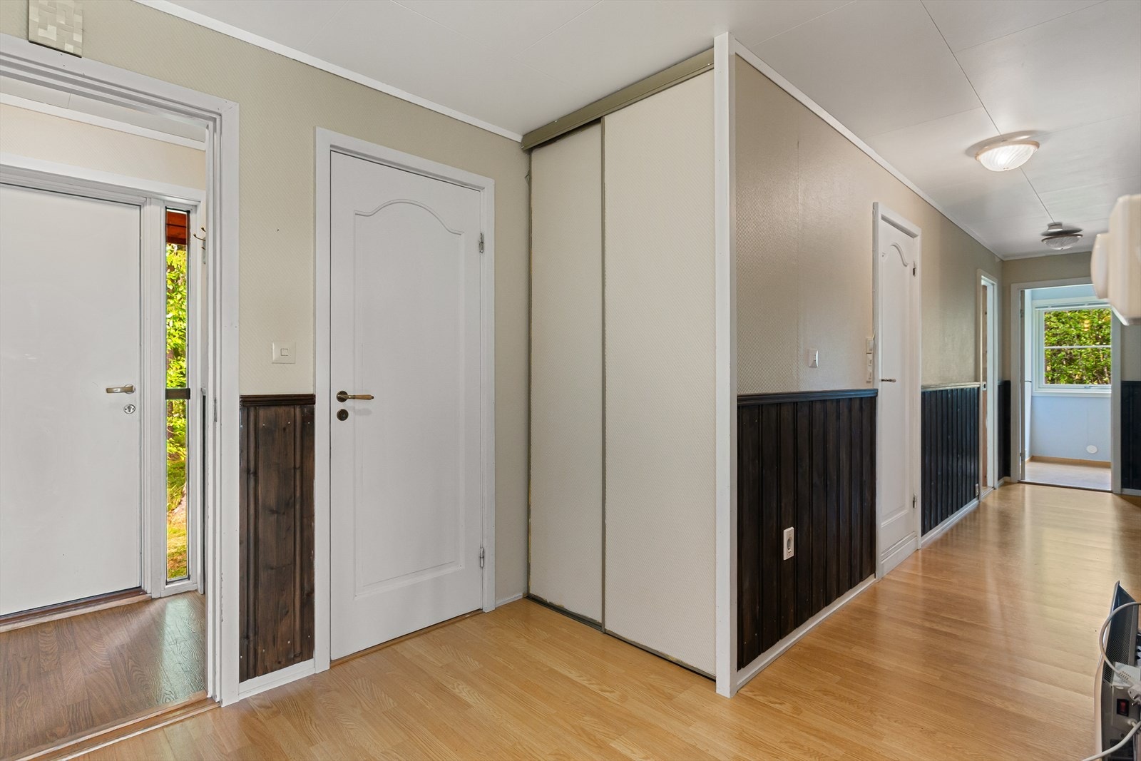 Velkommen inn! Vindfanget leder deg videre til gangen med plassbygd garderobe. Det er ellers god plass til garderobeskap. Galleribilde