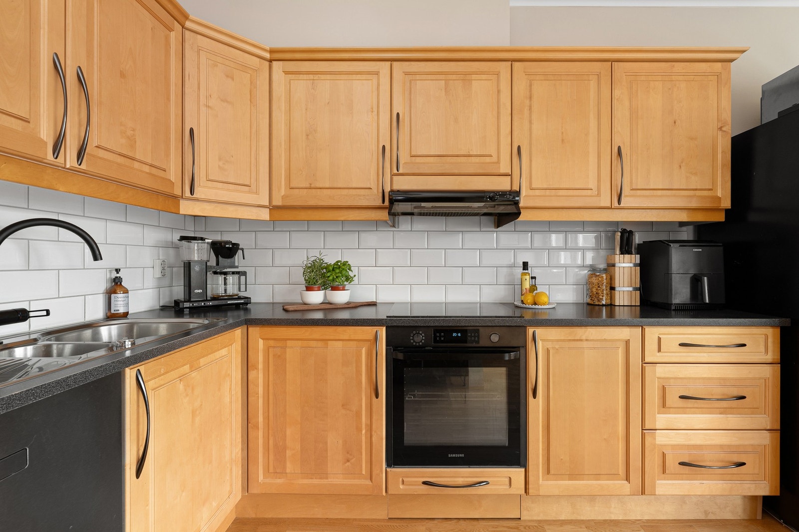 - Kjøkkenet er godt utnyttet med bra skap/benkplass | Hvitevarene er også skiftet ut i nyere tid - Galleribilde