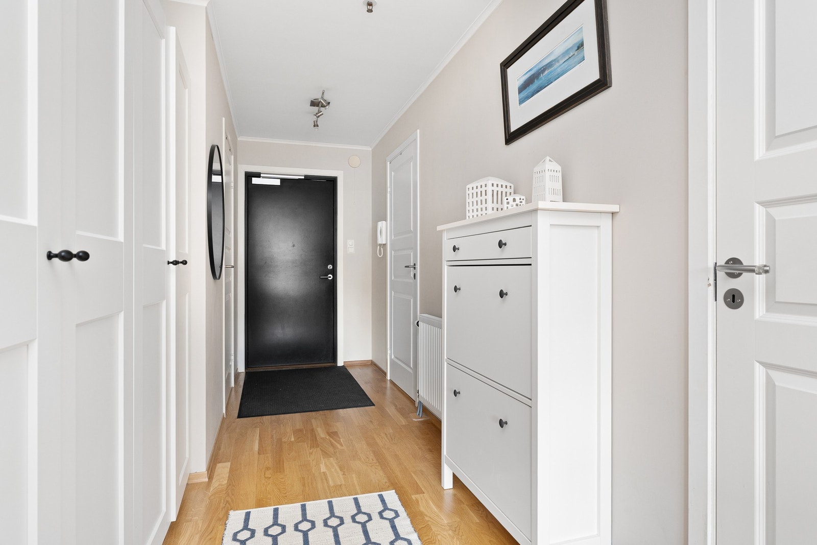 - Velkommen inn | Innbydende gang med malte overflater i moderne fargevalg - Galleribilde