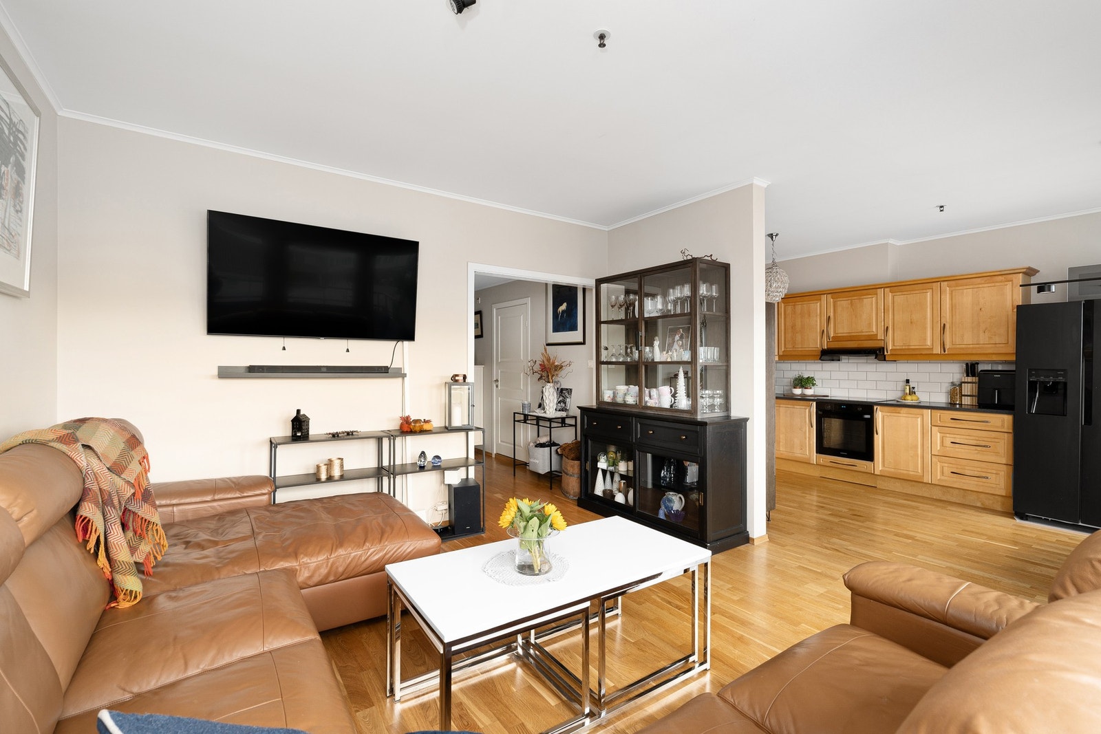 - Delvis åpen stue/kjøkkenløsning | Fint med egen sone til kjøkkenet - Galleribilde