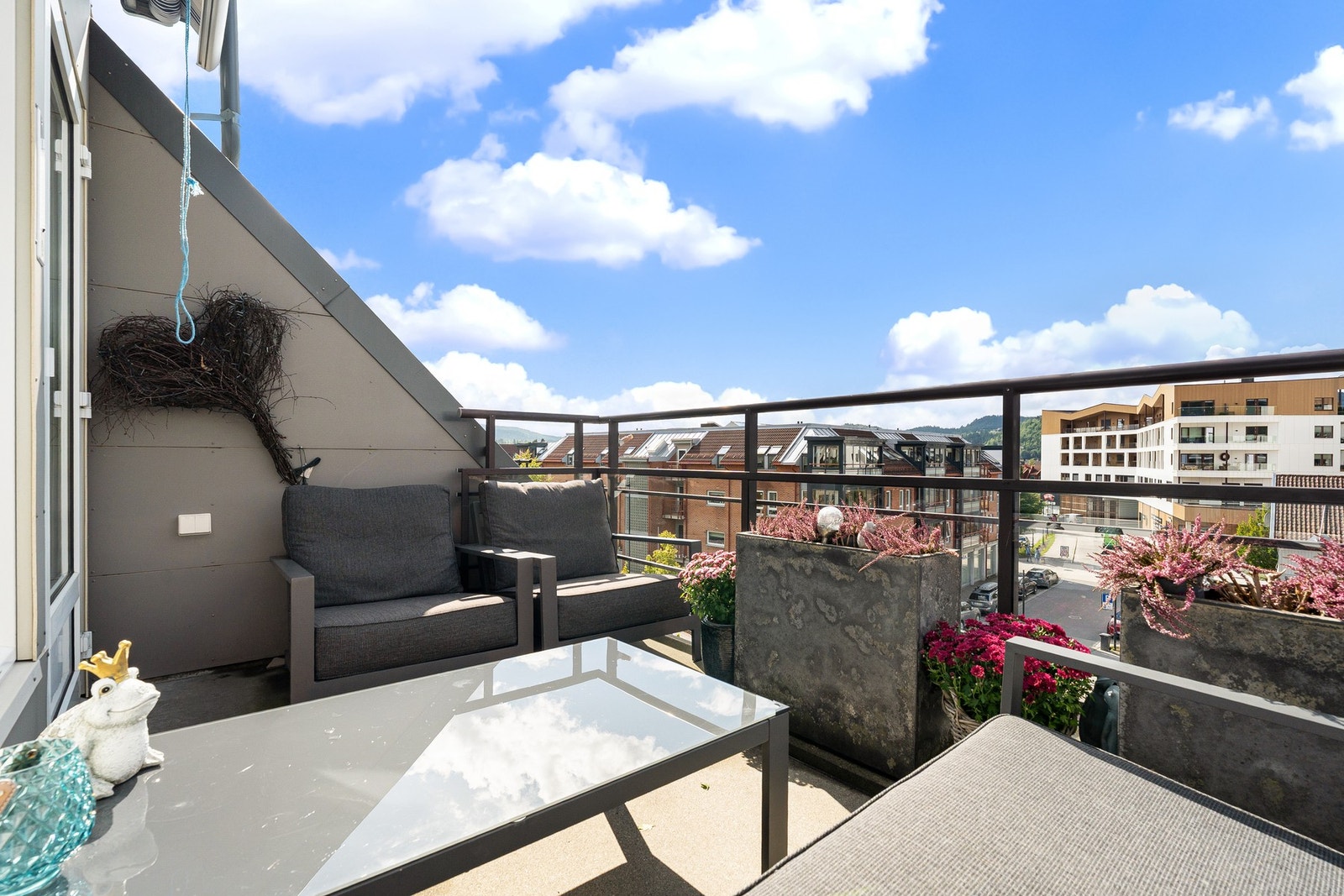 - Velkommen til en flott, oppusset toppleilighet midt i Vennesla sentrum | Leiligheten har flere gode kvaliteter som egen balkong, nytt bad og vaskerom og meget fin planløsning - Galleribilde