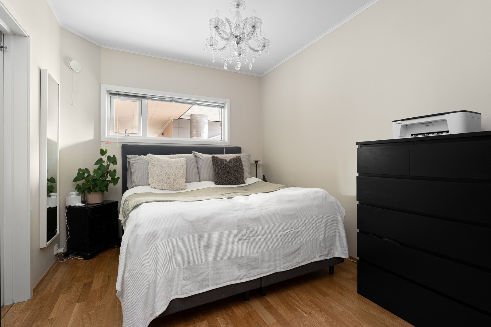 - Leiligheten har to soverom | Hovedsoverommet er av romslig størrelse med plass til garderobeskap - Galleribilde