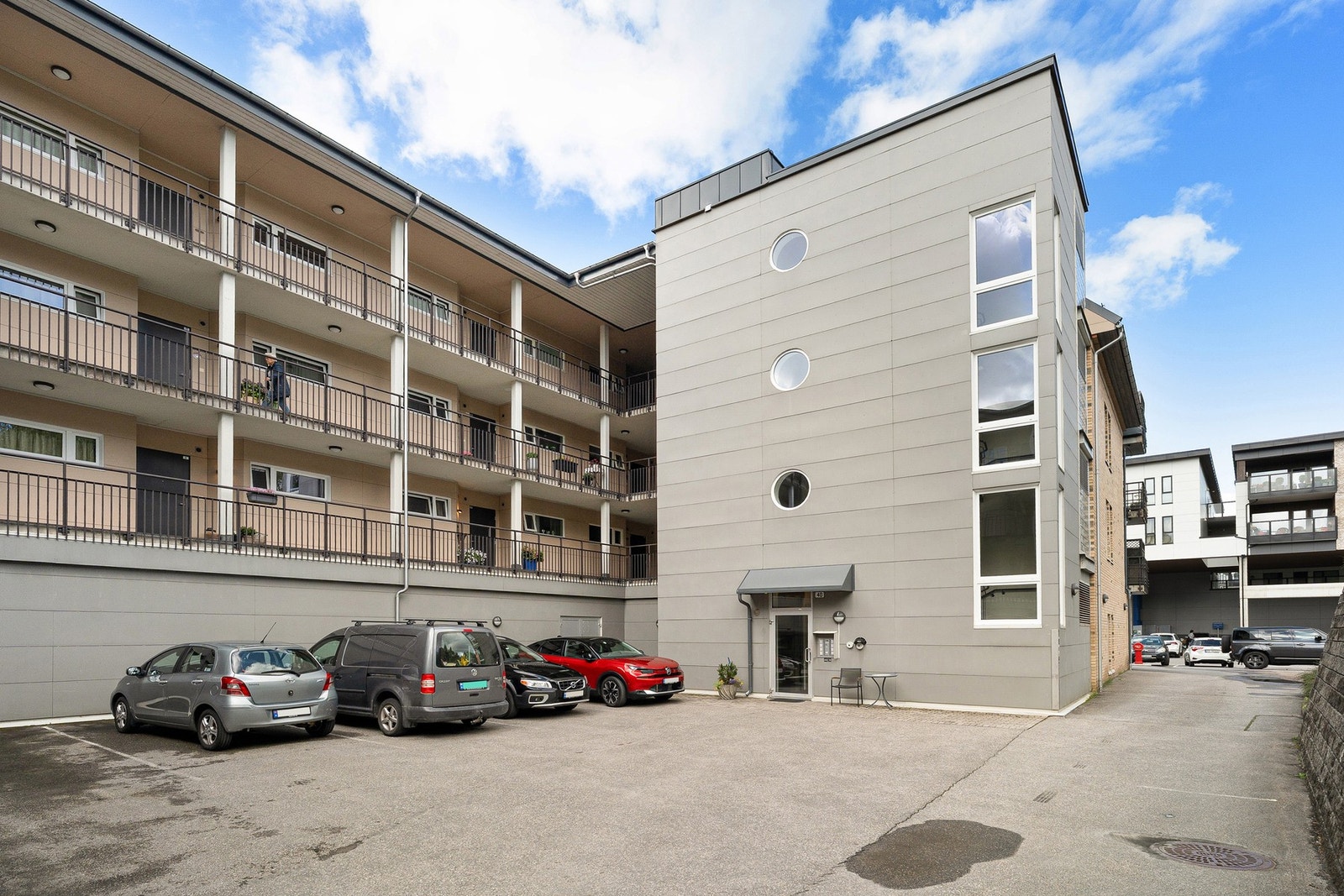 - Veldrevet sameie med sunn økonomi | Gjesteparkering i felles bakgård | Det er vaktmestertjeneste i bygget og det blant annet brøyes om vinteren - Galleribilde