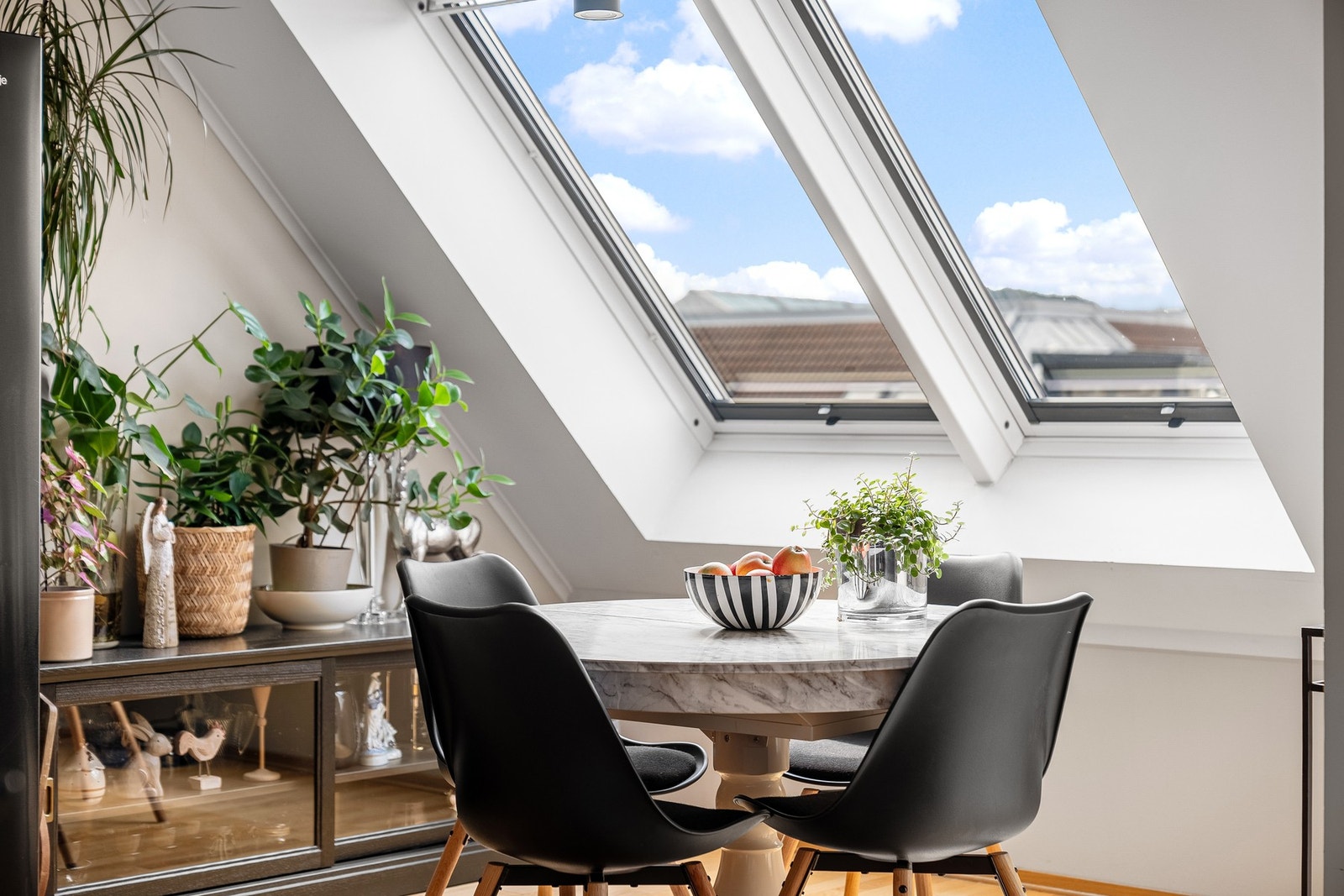 - Veluxvinduene sørger for godt lysinnslipp | Plass til spisebord og nærme kjøkken, som også gjør det enkelt for servering - Galleribilde