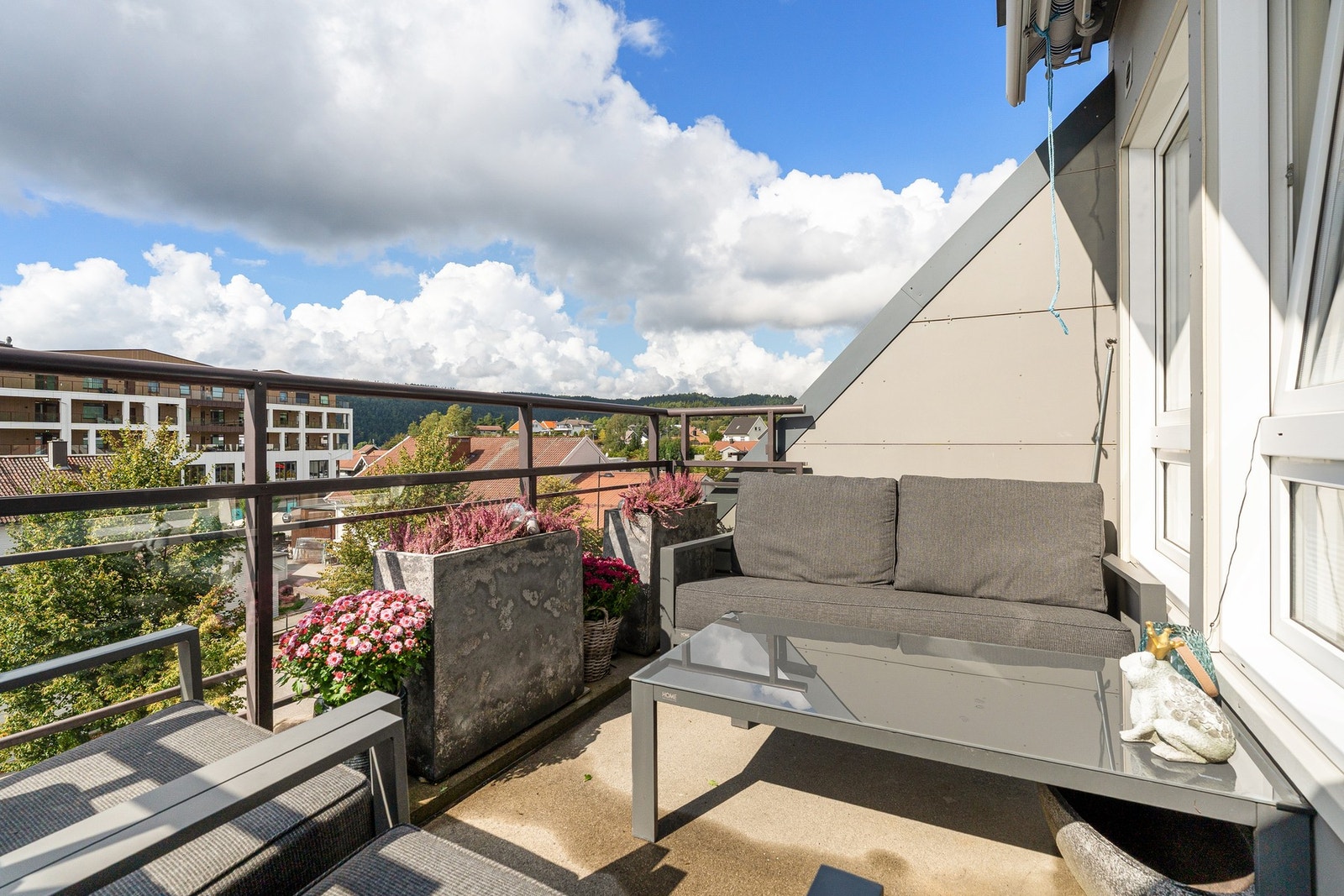 - Fra stuen er det direkte utgang til egen balkong som måler hele 7kvm | Her sitter du høyt og luftig med lite innsyn - Galleribilde