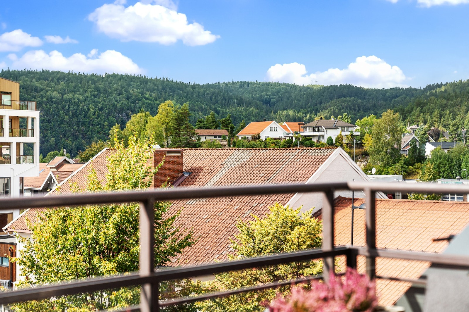 - Balkongen er også vestvendt, som gir deg flotte solforhold | Det er også installert markise som gjør at du kan sitte under tak - Galleribilde