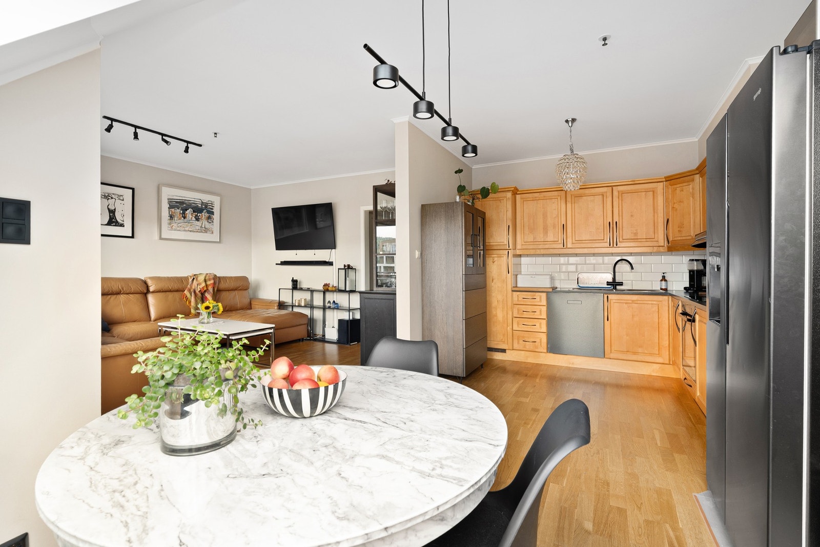 - Velkommen til en flott, oppusset toppleilighet midt i Vennesla sentrum | Leiligheten har flere gode kvaliteter som egen balkong, nytt bad og vaskerom og meget fin planløsning - Galleribilde