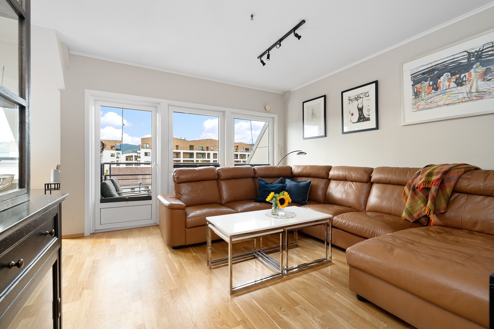 - God planløsning i stuen med plass til sofagruppe og tilhørende møbler | Fint lysinnslipp fra vinduene - Galleribilde