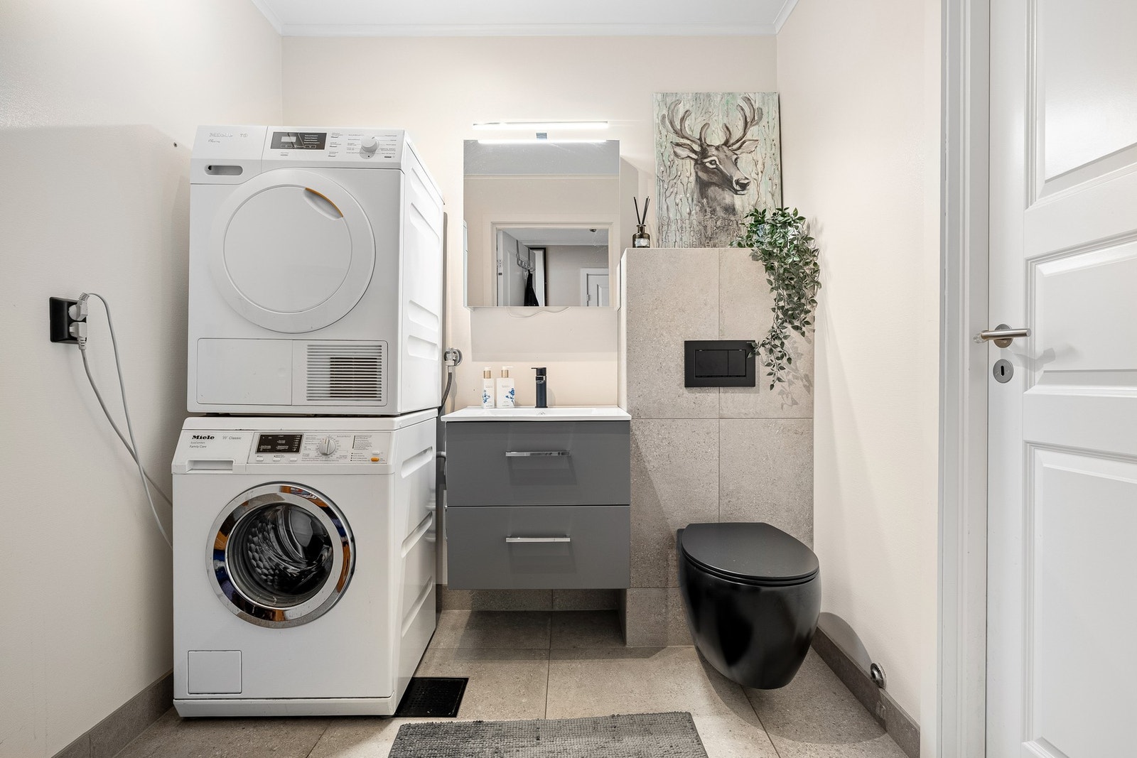- Eget, praktisk vaskerom som også ble totalrenovert i 2022 | Opplegg til vaskemaskin og tørketrommel | Inn døren til høyre er det en praktisk bod/teknisk rom - Galleribilde
