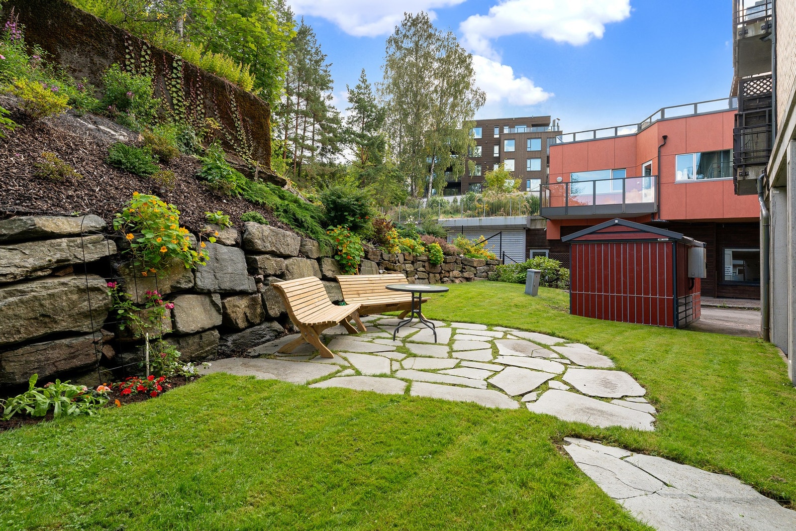 - Flotte, opparbeidede fellesareal med benker som kan nytes av beboerne - Galleribilde