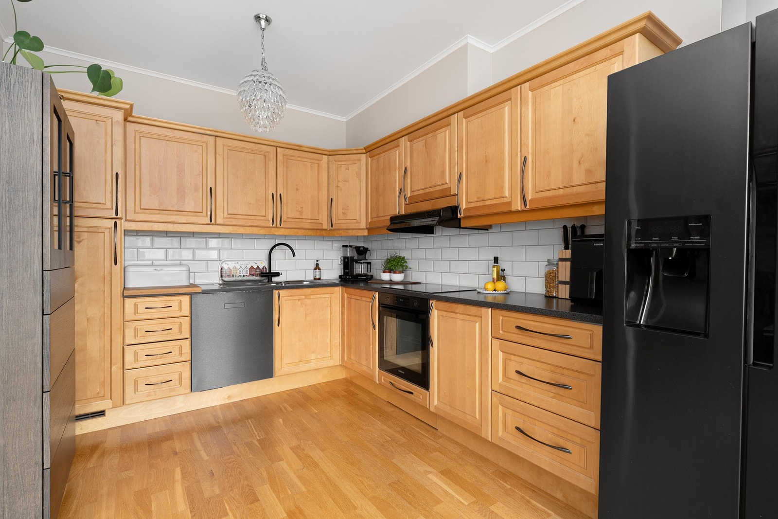 - Meget flott, heltre kjøkken med innredning fra Strai - Galleribilde