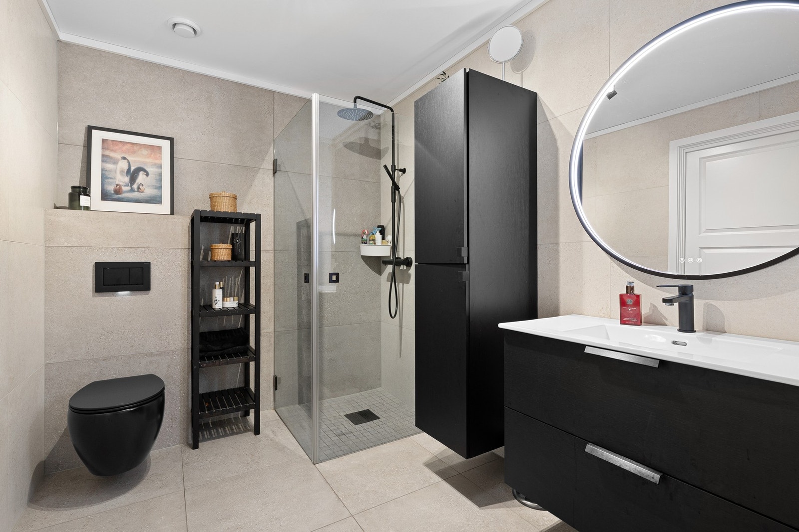 - Lekkert og totalrenovert bad som var nytt i 2022 | Moderne flisevalg og fine, sorte detaljer - Galleribilde