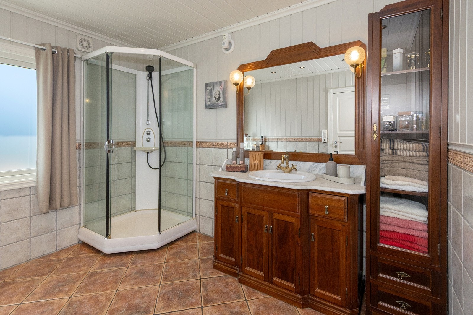 Stort bad som har flislagt gulv med varmekabler Galleribilde