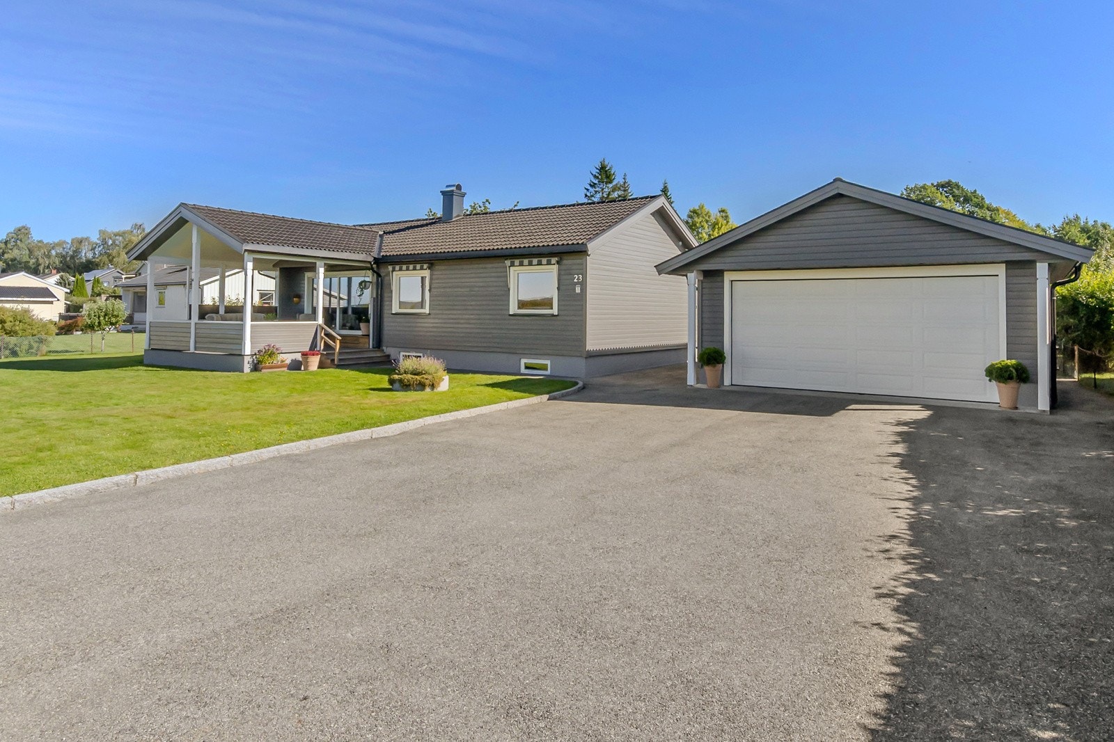 God plass for parkering av biler på gårdsplassen Galleribilde