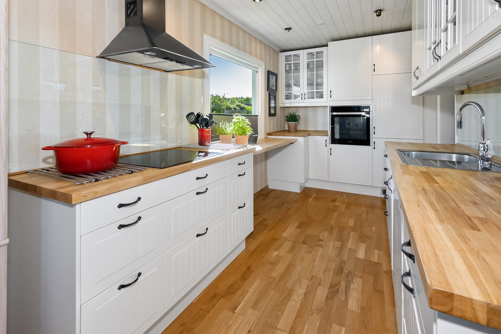 Godt med skap- og benkeplass Galleribilde