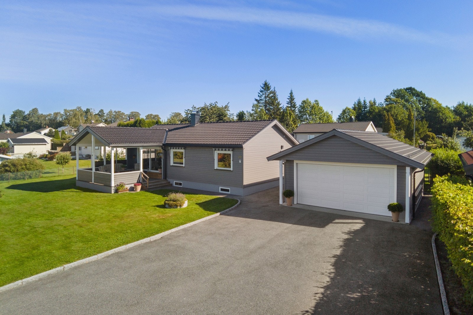 Dobbel garasje og stor asfaltert gårdsplass Galleribilde