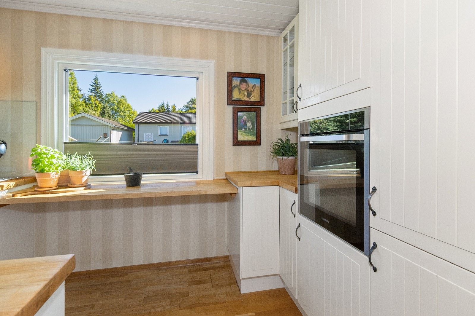 Hvitevarer medfølger: Oppvaskmaskin samt integrert kjøl/frys, stekeovn og platetopp Galleribilde