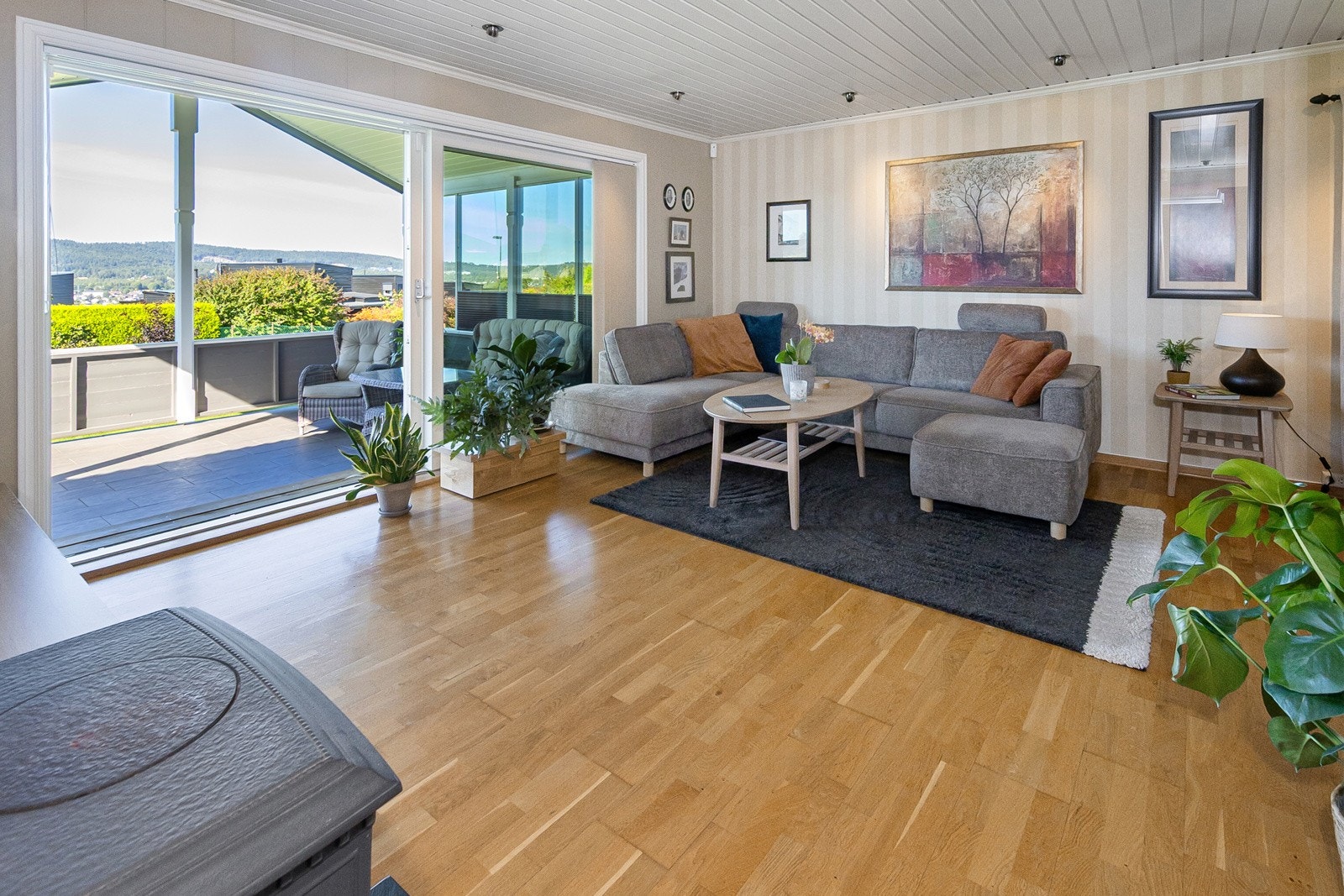 Lys og trivelig stue med utgang til terrasse og hage Galleribilde