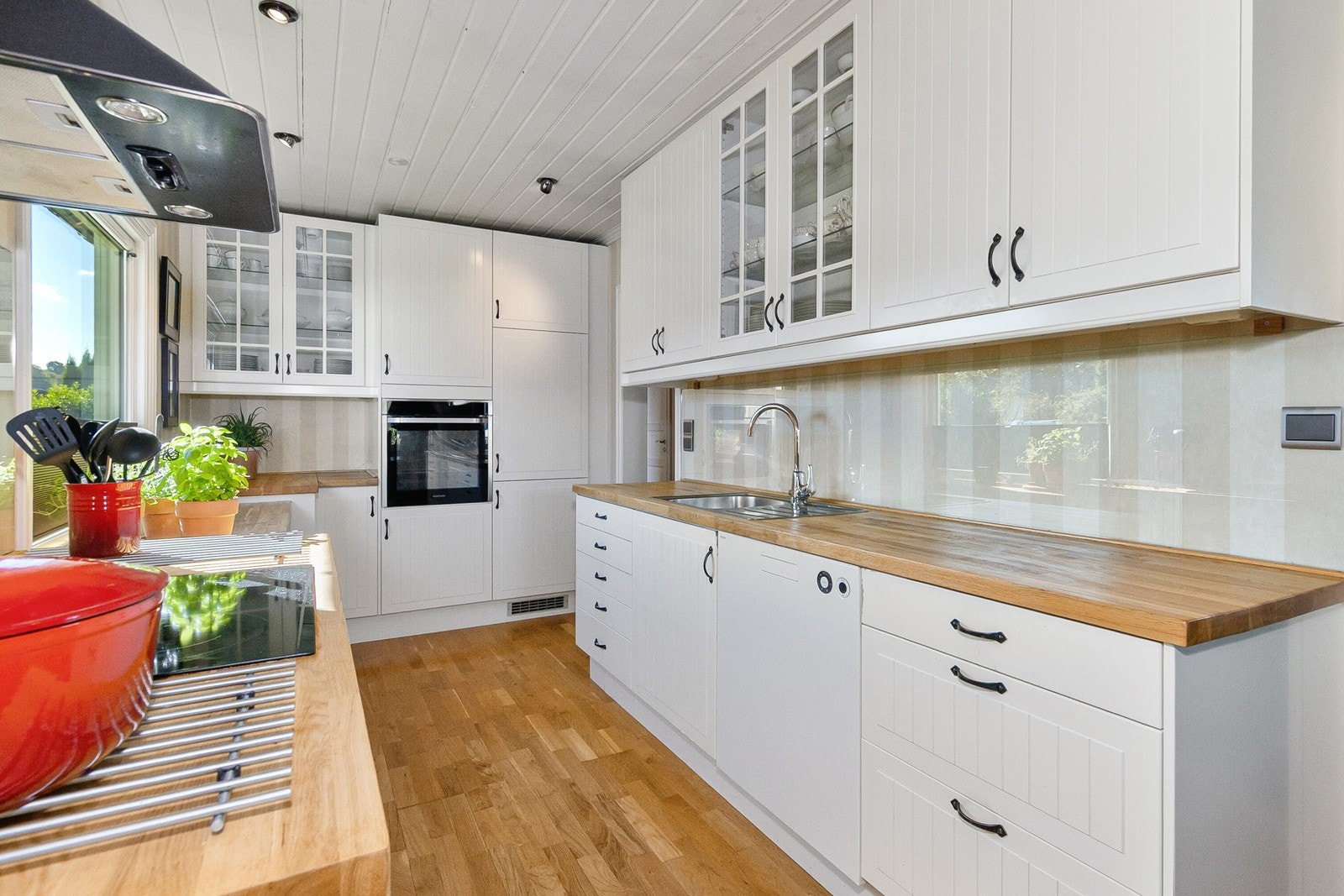 Pen hvit IKEA innredning med takhøye skap Galleribilde