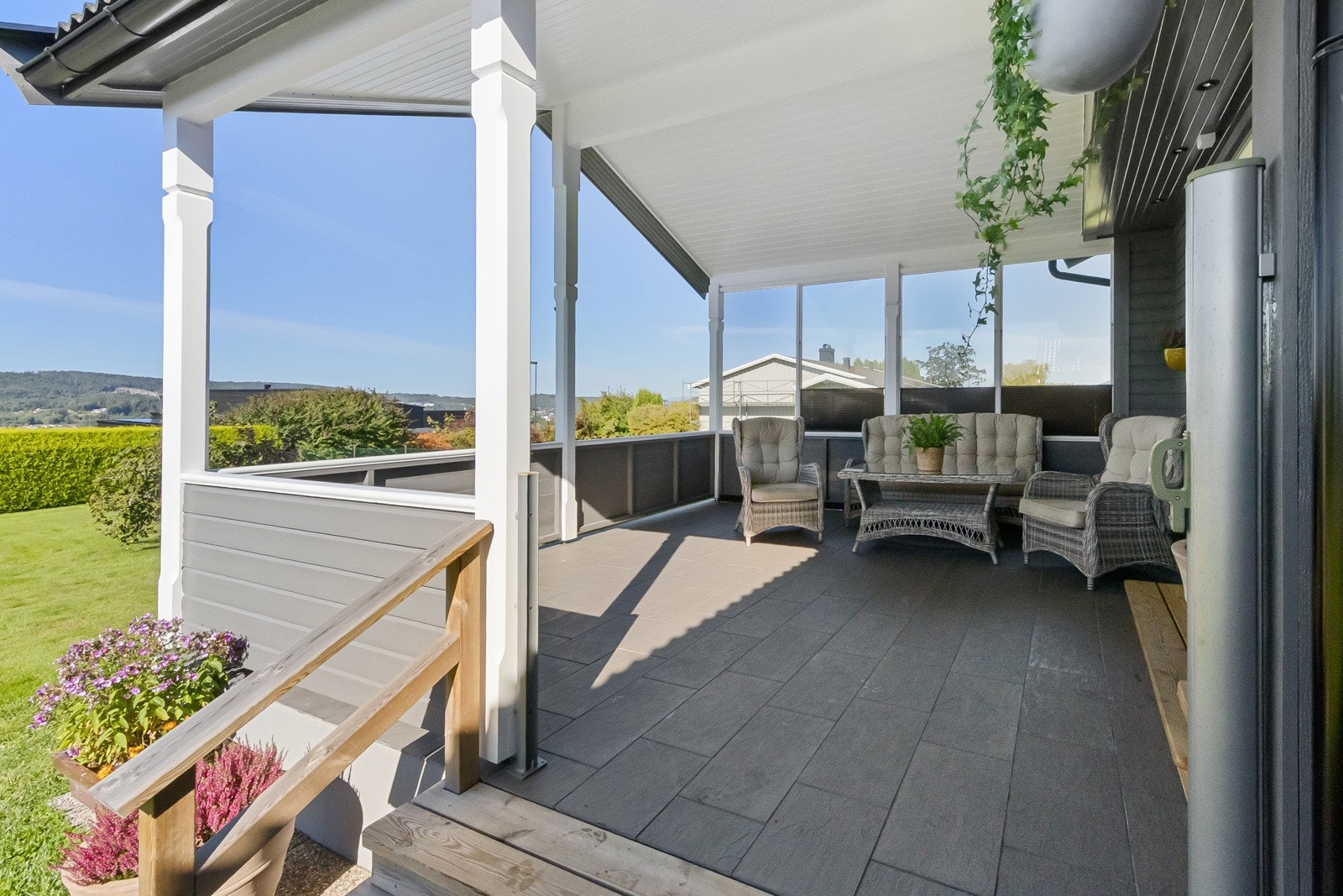 Romslig overbygd terrasse Galleribilde