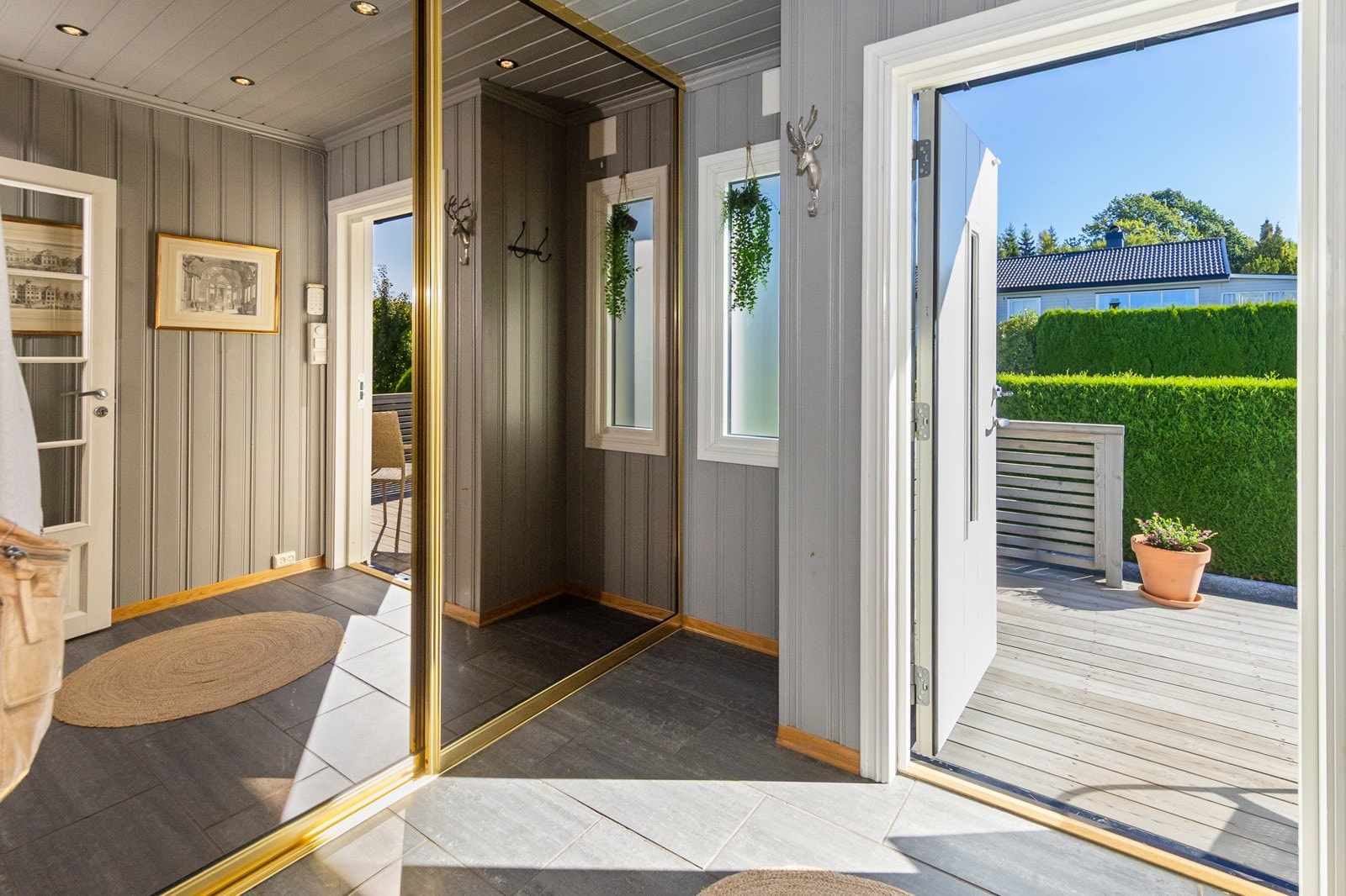 Stor skyvedørsgarderobe med speildører - Her er det god plass for oppbevaring av yttertøy, sko m.m. Galleribilde