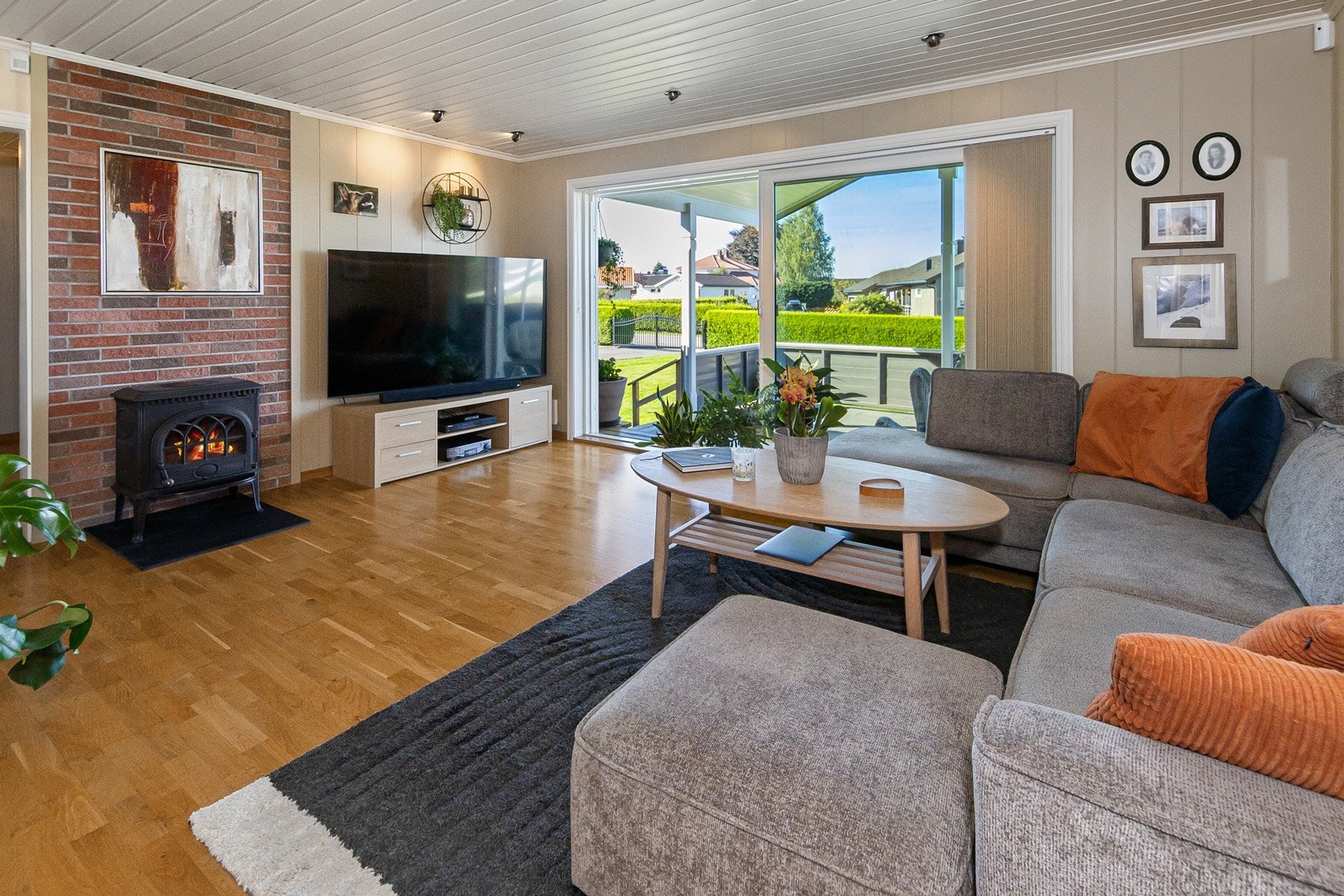 I stuen er det både varmepumpe (ny i 2022) samt vedovn Galleribilde