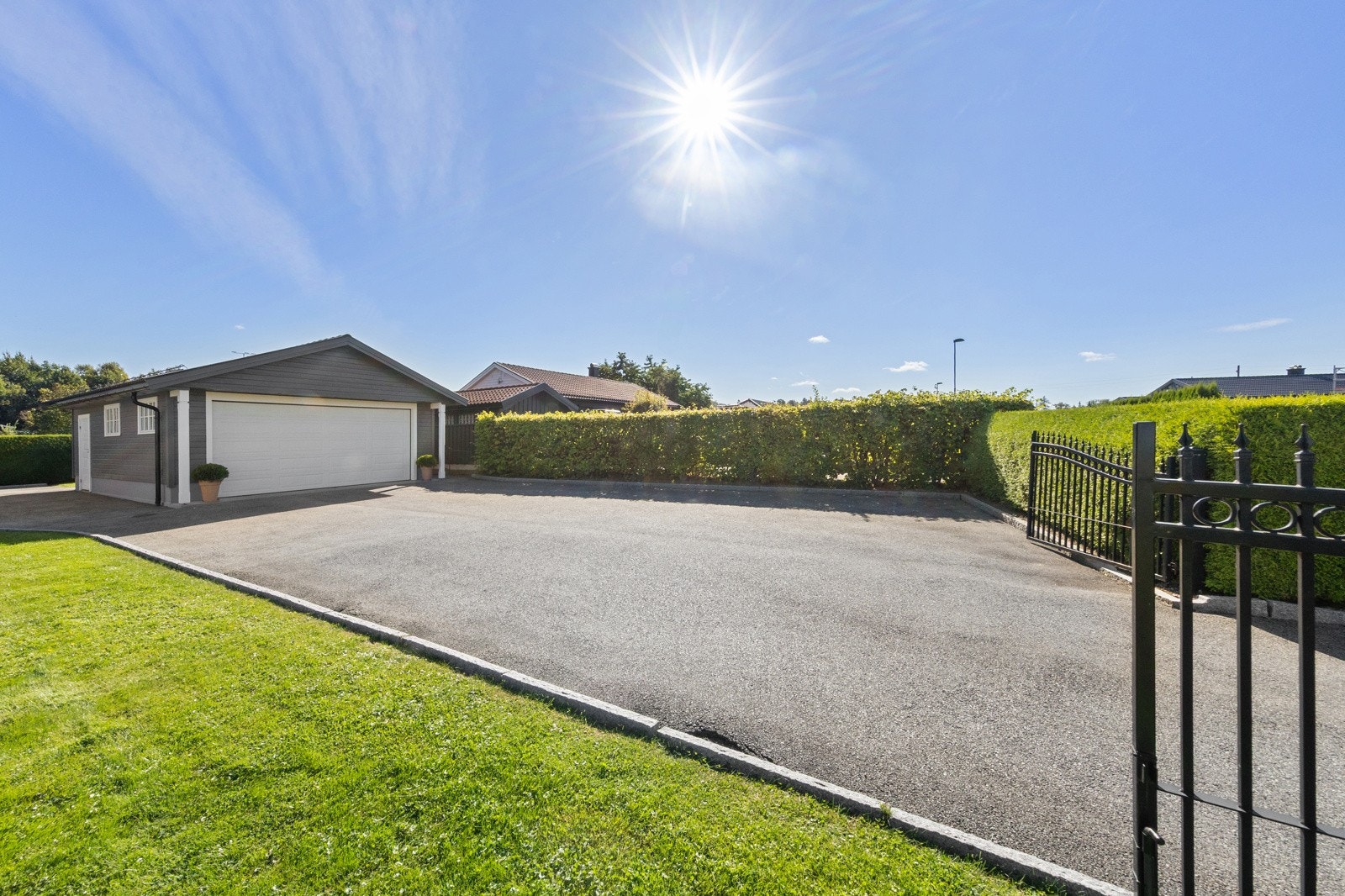 Flott og velpleid hekk gjør at eiendommen er skjermet for innsyn Galleribilde