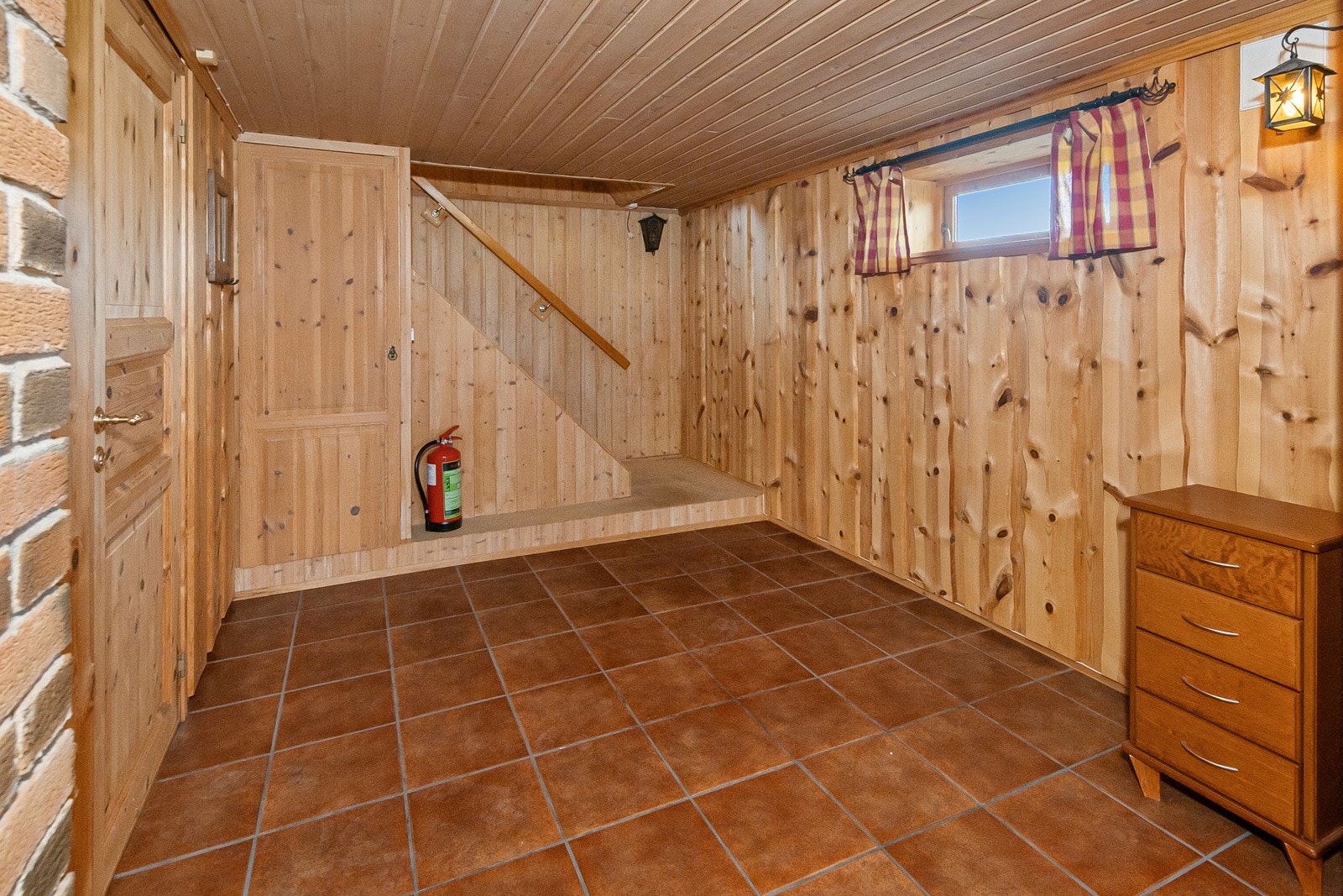 Kjellerstue (ikke godkjent for varig opphold/søkt bruksendret hos kommunen) Galleribilde