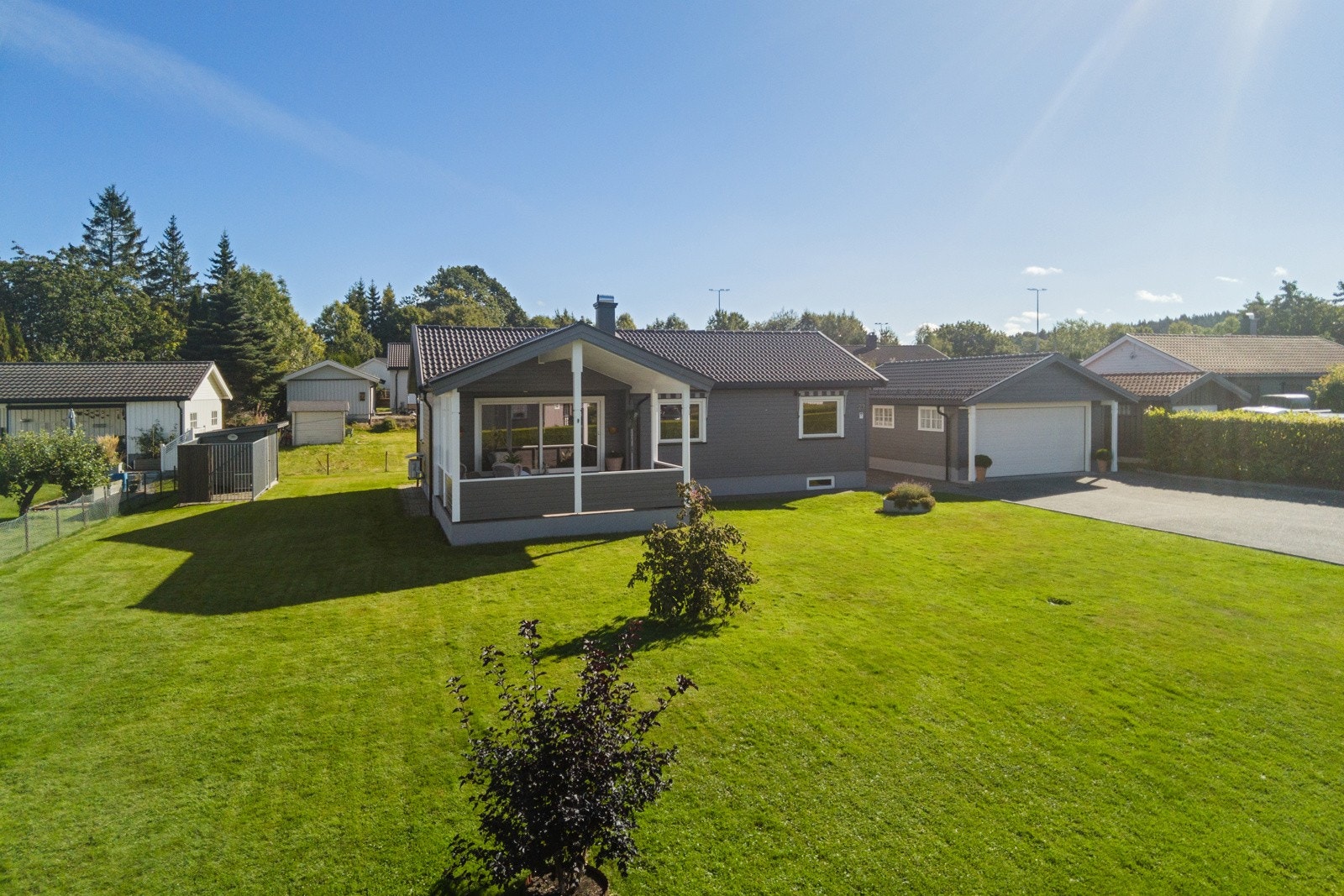 Romslig hage som er pent beplantet Galleribilde