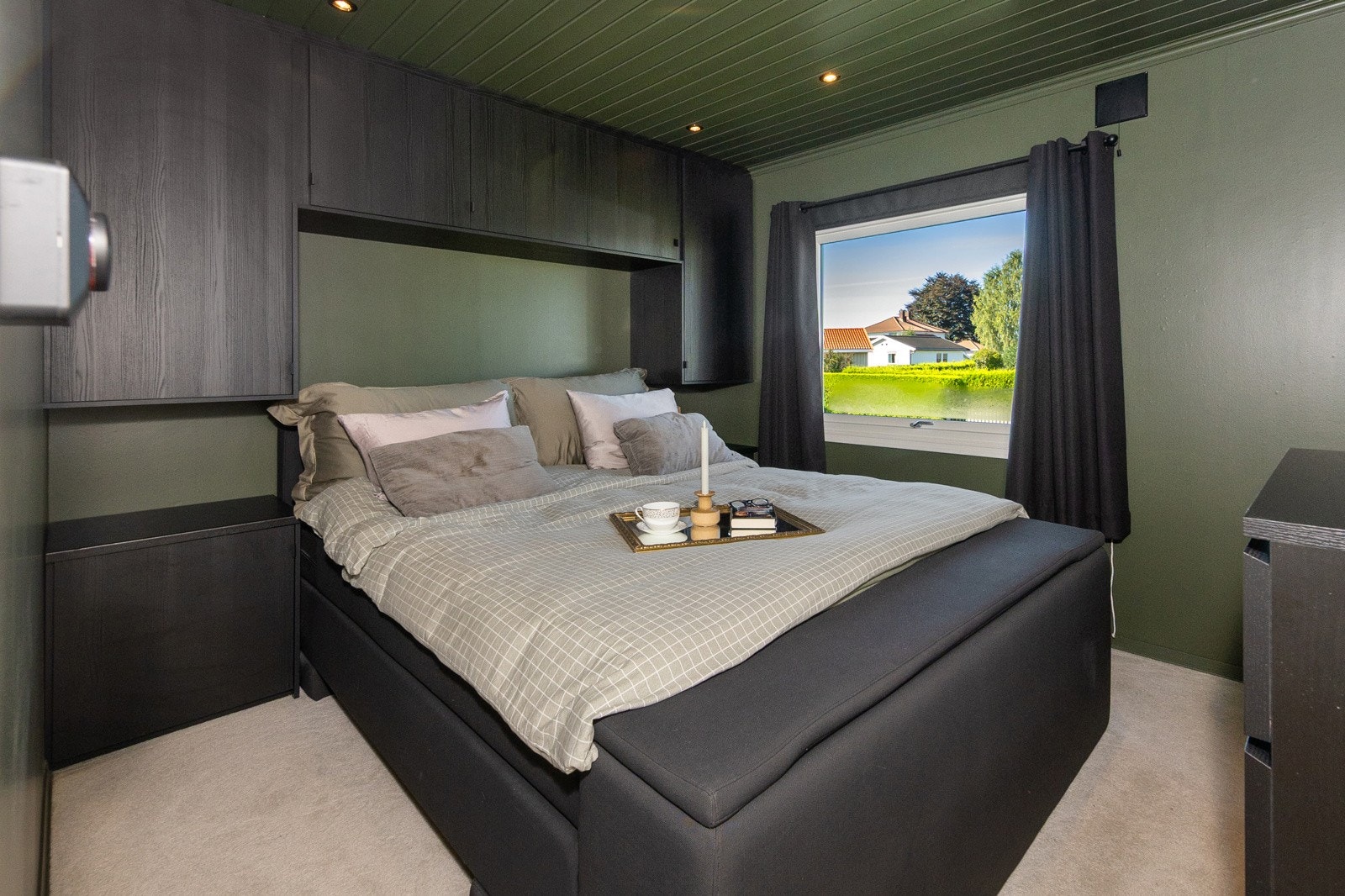 Hovedsoverommet er pusset opp i 2024 og fremstår som moderne og delikat Galleribilde