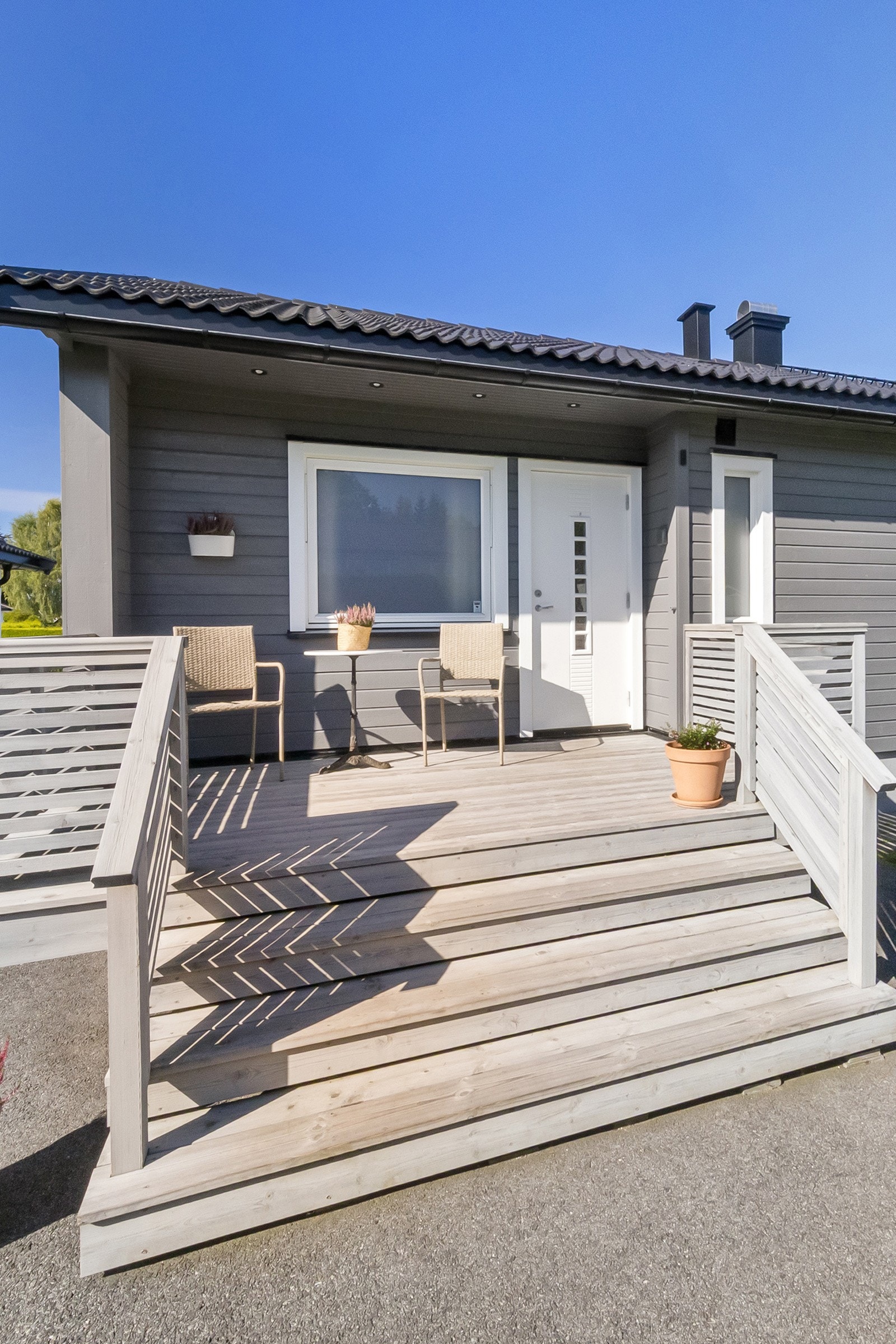 Ved inngangspartiet kan morgensolen nytes Galleribilde