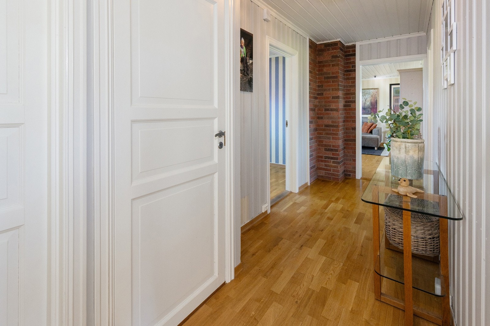 Entre med parkettgulv - Adkomst til stableloft via luke/nedfellbar trapp Galleribilde