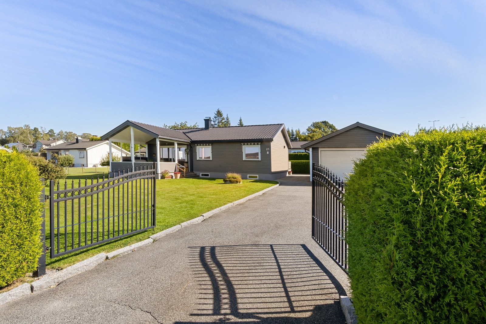 Flott smijernsport ved innkjørsel til eiendommen Galleribilde