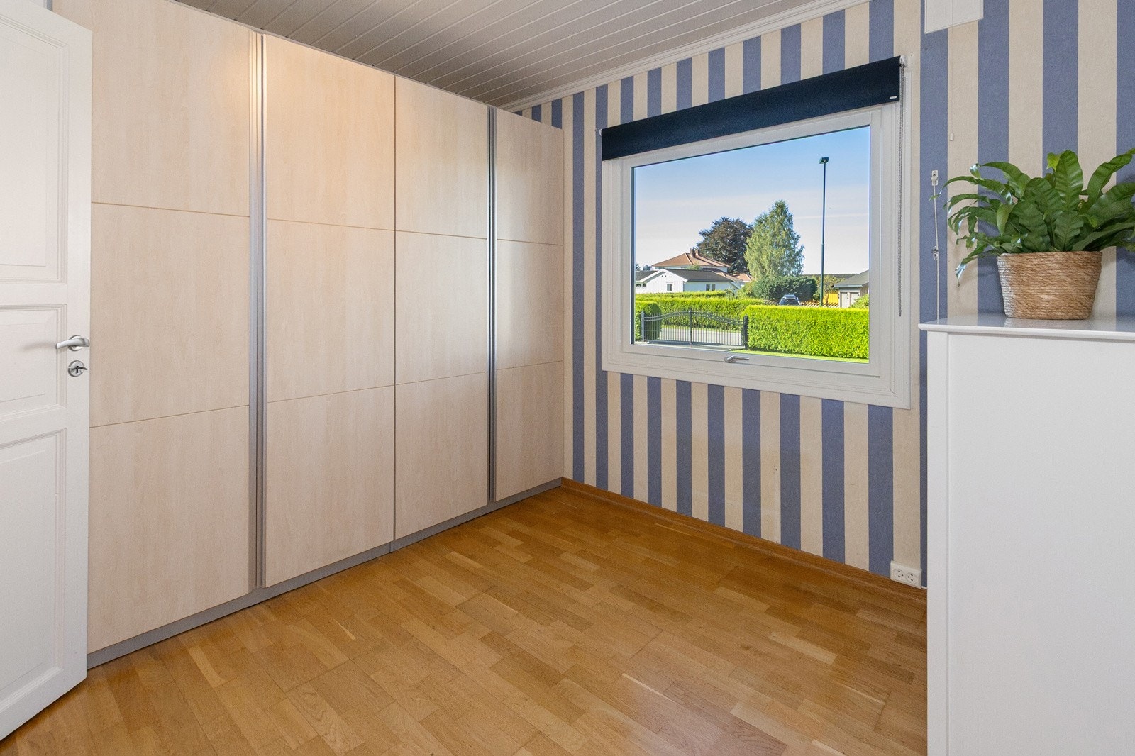 Soverom 2 har også godt med garderobeskap Galleribilde