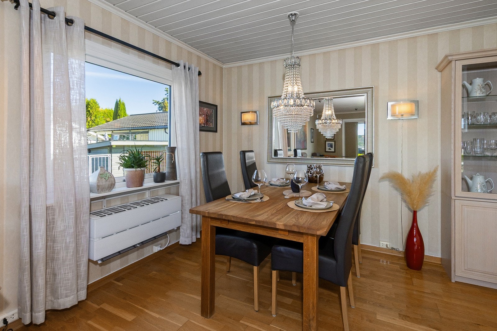 Koselig plass for spisestue i overgangen mellom stue og kjøkken Galleribilde