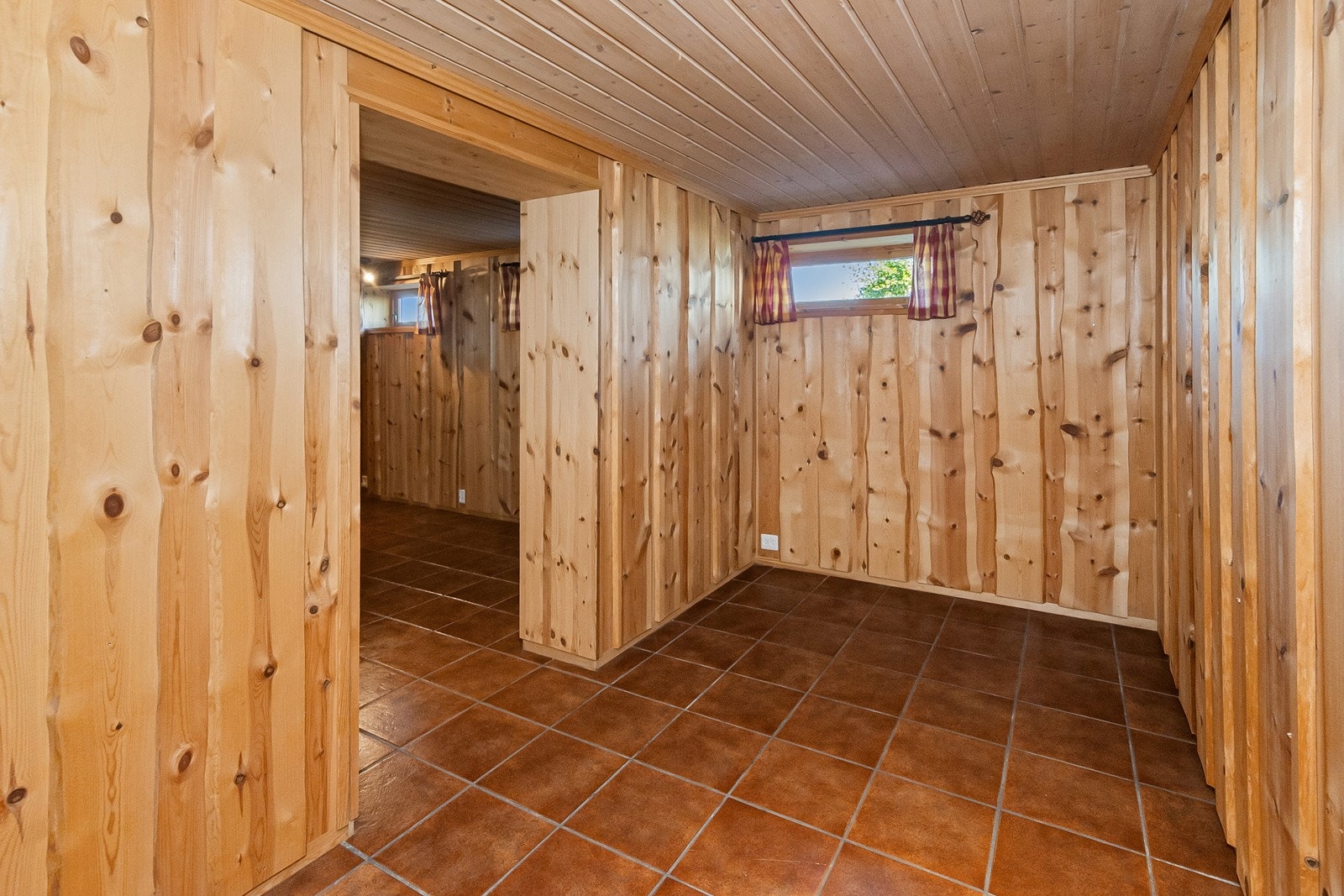 Kjellerstue (ikke godkjent for varig opphold/søkt bruksendret hos kommunen) Galleribilde