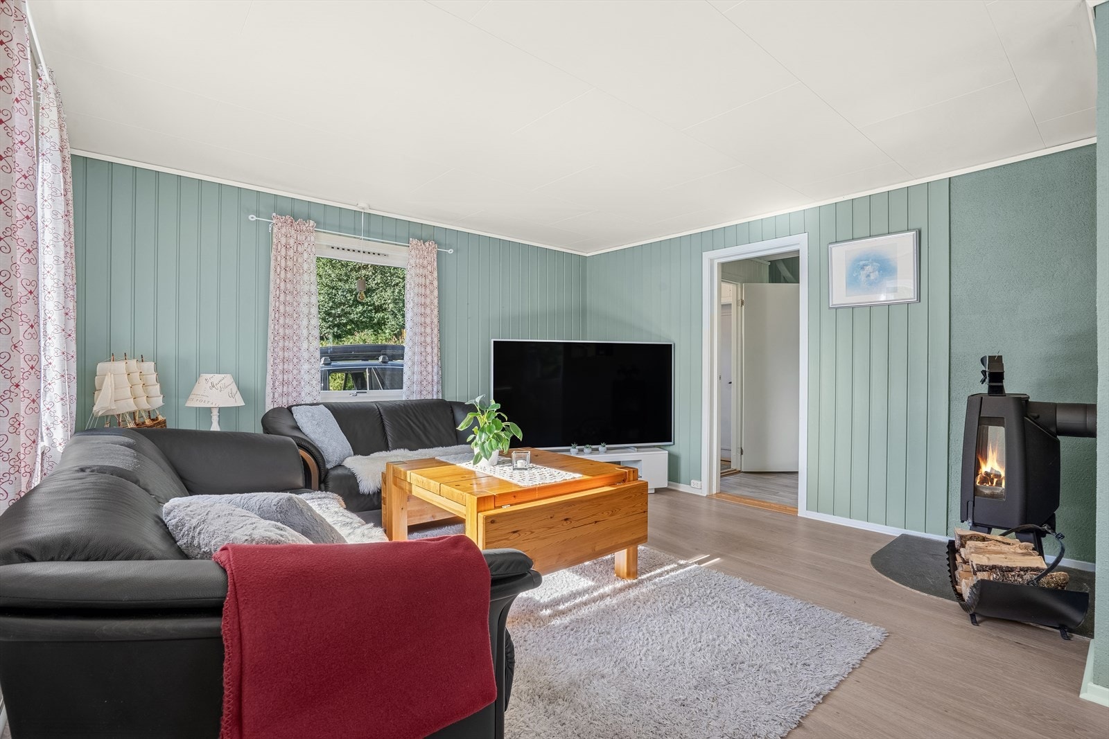 Stuens gode størrelse gir deg flere alternativer mtp møblering. Galleribilde