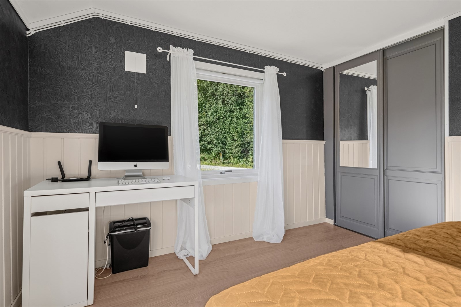 Soverom med plass til hjemmekontor. God garderobeløsning med speil-/skyvedørsgarderobe. Galleribilde