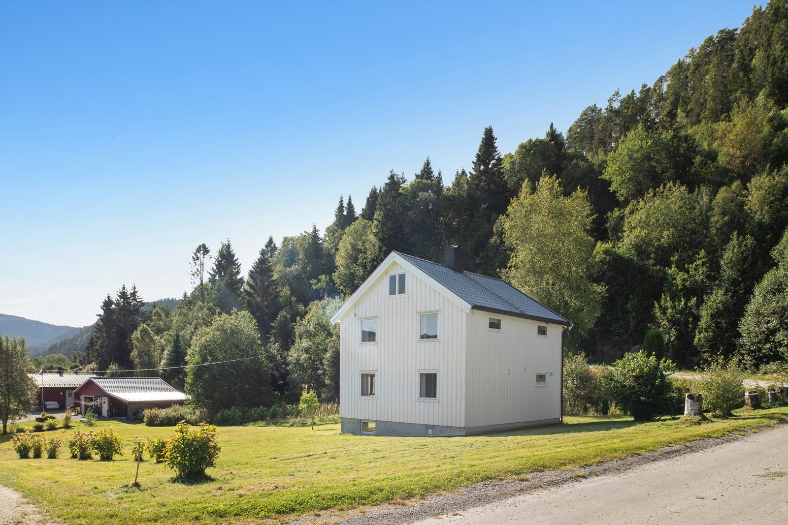 DnB Eiendom ønsker deg velkommen til Grostad og eiendommen Grostadveien 66! Galleribilde