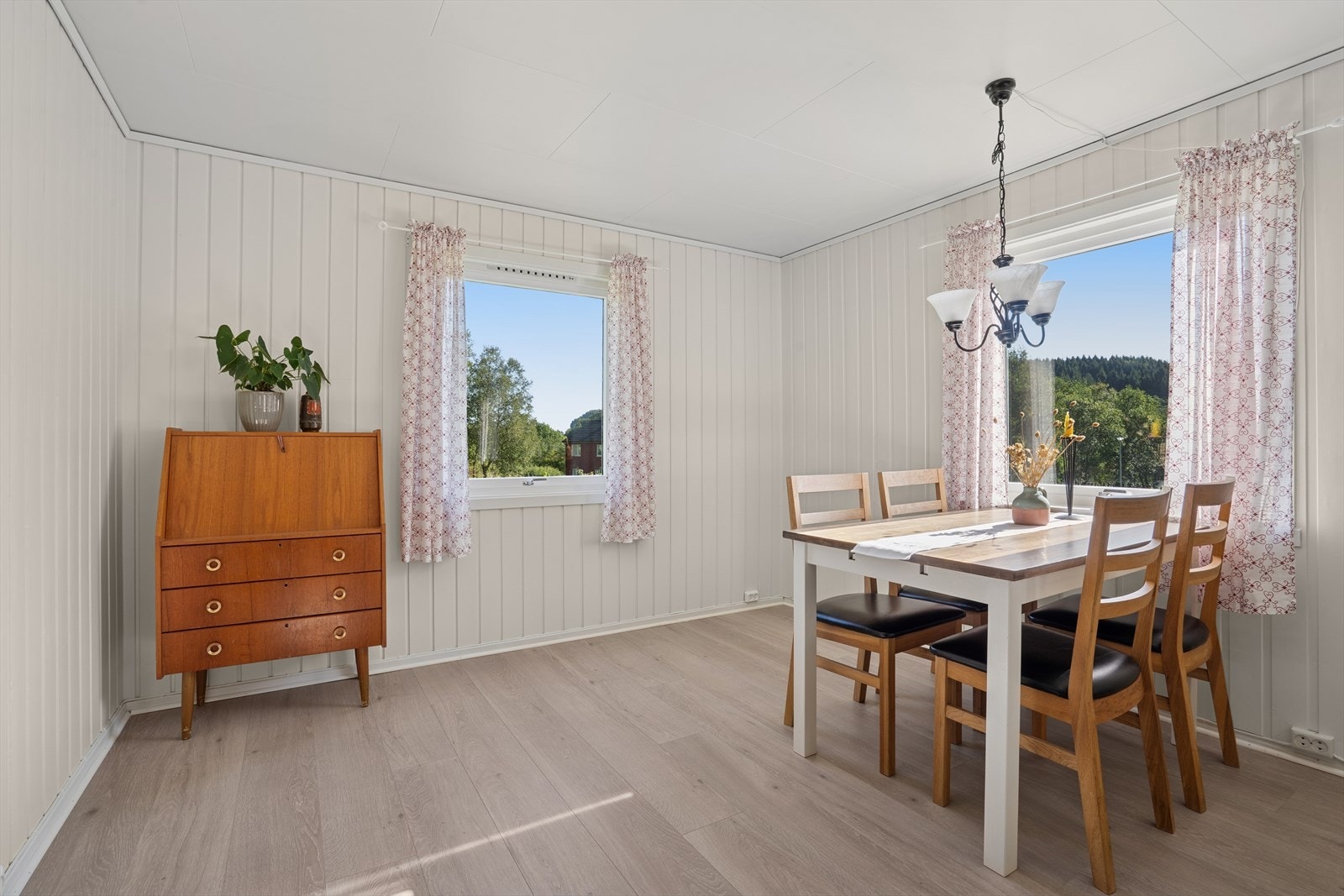 Trivelig spisestue hvor du kan dekke på og invitere inn til sosiale sammenkomster og hyggelige måltider Galleribilde