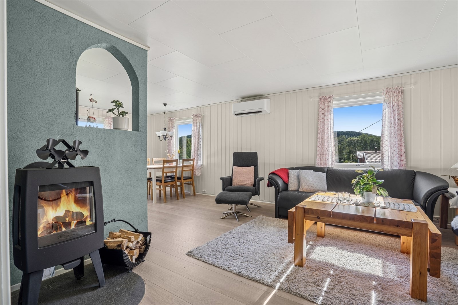 Herlig og romslig stue med store vindusflater som slipper inn mye naturlig lys. Galleribilde