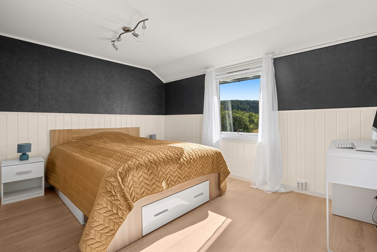 Pent og romslig soverom med god plass til dobbeltseng og ønsket møblement. Galleribilde