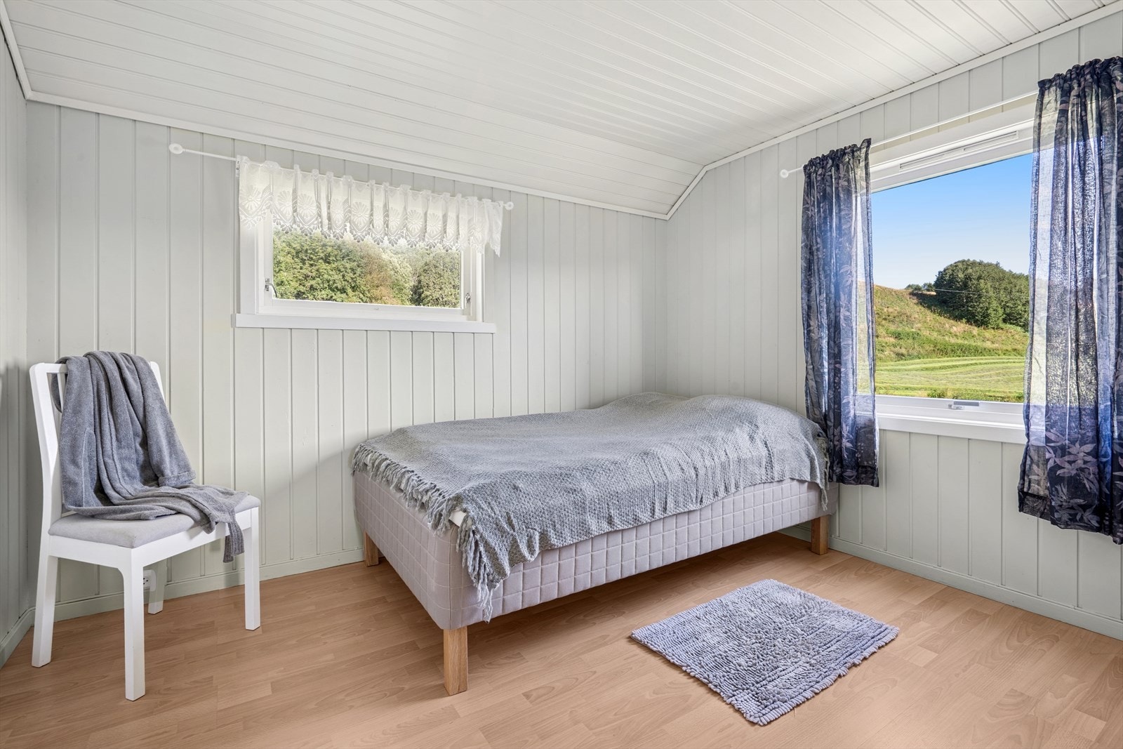 Lyst og romslig soverom. Galleribilde