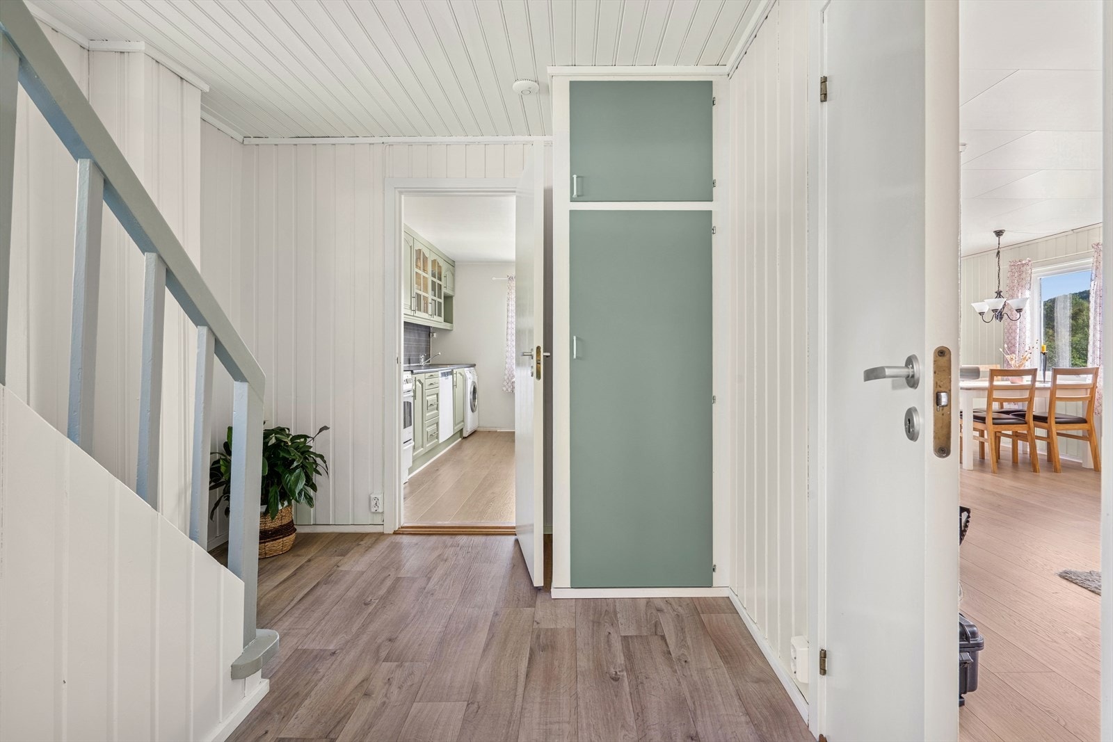 Her ønskes man velkommen inn i en lys og trivelig entré. Garderobeskap med plass til å henge fra seg yttertøy og sette fra seg sko. Galleribilde