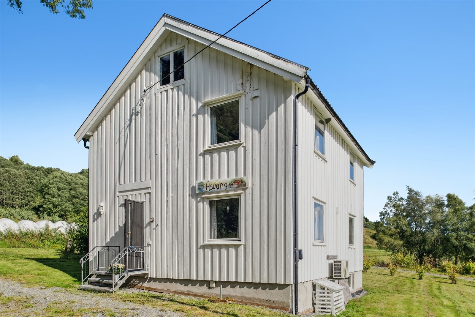 Landlig og koselig enebolig for de som ønsker et familievennlig nabolag med god plass og nærhet til naturen. Galleribilde