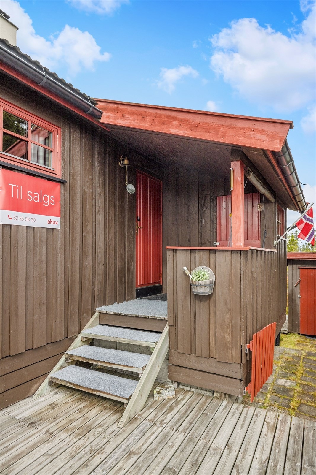 Du ønskes velkommen inn via et overbygget inngangsparti. Her har du også adkomst til inntilbygget bod med utedo. Galleribilde